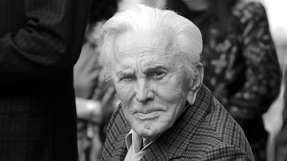 Hollywood-Schauspieler Kirk Douglas nimmt an der Auszeichnung an den indischen Dirigenten Z. Mehta auf dem Hollywood Walk of Fame teil. Hollywood-Star Kirk Douglas ist mit 103 Jahren gestorben.