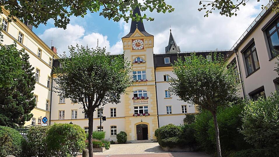 Die M&auml;dchenrealschule 'St. Anna' in Riedenburg wird saniert. Der Landkreis Kelheim beteiligt sich mit einem Investitionszuschuss in H&ouml;he von f&uuml;nf Prozent der f&ouml;rderf&auml;higen Kosten.