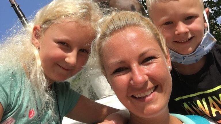 Emily und Jonas besuchen die Grundschule Piflas. Emily ist in der vierten, ihr Bruder in der ersten Klasse. Während die Zehnjährige eineinhalb Grundschuljahre ohne Corona kennengelernt hat, gehören für den Sechsjährigen Masken und Testen zum Alltag. 'Das macht mir schon Sorgen', sagt seine Mutter, Annette Muck. Was beide vor allem nervt, sind die Masken während des Sportunterrichtes in der Halle.Emily und ihre Mama haben keine guten Erinnerungen an die Homeschooling-Zeit. 'Weil ich arbeiten musste, war sie viel alleine', erinnert sich Annette Muck. Emily habe einige depressive Phasen gehabt, ihre Stimmung habe sich erst in der vierten Klasse gebessert: 'Weil ich meine Freundinnen wieder sehe', sagt Emily. Auf ihre Noten hat sich der Distanzunterricht nicht nachteilig ausgewirkt. Von anderen Eltern weiß Annette Muck, dass das eher die Ausnahme ist. Trotzdem macht sie sich Sorgen, ob Emily die Herausforderungen der fünften Klasse meistern wird. Emily und Jonas besuchen die Grundschule Piflas. Emily ist in der vierten, ihr Bruder in der ersten Klasse. Während die Zehnjährige eineinhalb Grundschuljahre ohne Corona kennengelernt hat, gehören für den Sechsjährigen Masken und Testen zum Alltag. 'Das macht mir schon Sorgen', sagt seine Mutter, Annette Muck. Was beide vor allem nervt, sind die Masken während des Sportunterrichtes in der Halle.Emily und ihre Mama haben keine guten Erinnerungen an die Homeschooling-Zeit. 'Weil ich arbeiten musste, war sie viel alleine', erinnert sich Annette Muck. Emily habe einige depressive Phasen gehabt, ihre Stimmung habe sich erst in der vierten Klasse gebessert: 'Weil ich meine Freundinnen wieder sehe', sagt Emily. Auf ihre Noten hat sich der Distanzunterricht nicht nachteilig ausgewirkt. Von anderen Eltern weiß Annette Muck, dass das eher die Ausnahme ist. Trotzdem macht sie sich Sorgen, ob Emily die Herausforderungen der fünften Klasse meistern wird.
