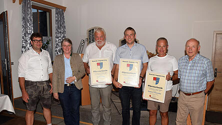 B&uuml;rgermeisterin Natalie Kienm&uuml;ller Stadler (2.v.l.), Zweiter B&uuml;rgermeister Franz Neum&uuml;ller (r.) und Dritter B&uuml;rgermeister Bernhard Lanzinger (l.) dankten und verabschiedeten (v.l.) den ehemaligen B&uuml;rgermeister Josef Stra&szlig;er sowie die ehemaligen Gemeinder&auml;te Josef Buchner und Stephan Hoynatzky.