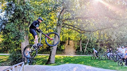 Um zu zeigen, wovon man redet, haben sich die Rider eine kleine Schanze ausgeliehen, mit der sie am Pumptrack Sprünge und Tricks üben können, wie hier Elmar Becker Um zu zeigen, wovon man redet, haben sich die Rider eine kleine Schanze ausgeliehen, mit der sie am Pumptrack Sprünge und Tricks üben können, wie hier Elmar Becker