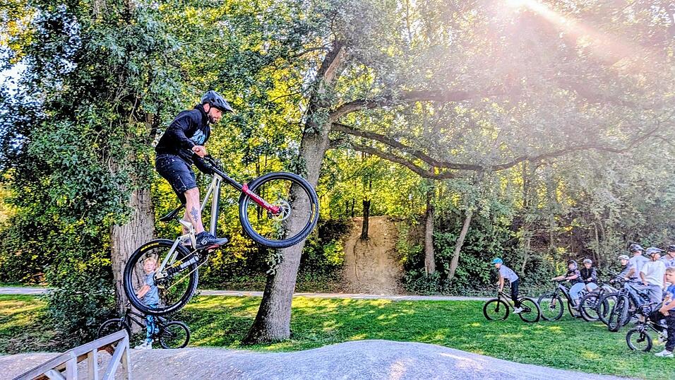 Um zu zeigen, wovon man redet, haben sich die Rider eine kleine Schanze ausgeliehen, mit der sie am Pumptrack Sprünge und Tricks üben können, wie hier Elmar Becker Um zu zeigen, wovon man redet, haben sich die Rider eine kleine Schanze ausgeliehen, mit der sie am Pumptrack Sprünge und Tricks üben können, wie hier Elmar Becker