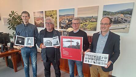 Au&szlig;ergew&ouml;hnliche Perspektiven und Einblicke: (v. l.) Christian Ebner, Roland Binder, Landrat Bernd Sibler und Kreisheimatpfleger Florian Jung.