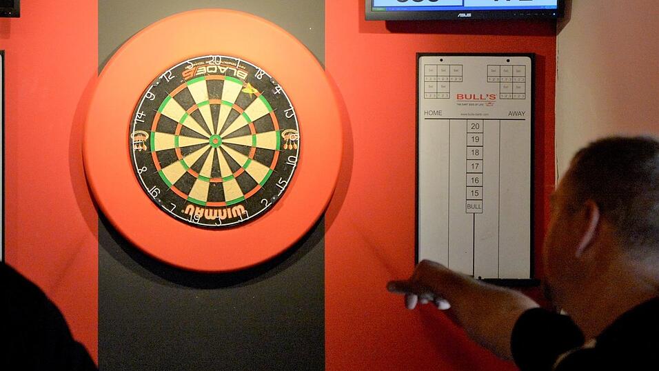 Ruhige Hand, kühler Kopf - beim Darts kommt es nicht nur auf das Werfen an.