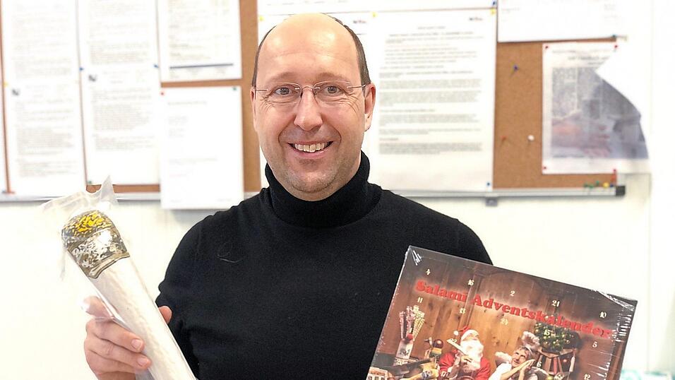 Joint-Salami trifft Salami-Adventskalender: Andreas Breu präsentiert seine beiden jüngsten Ideen, die derzeit den Markt stürmen. Für pfiffige Snack-Ideen hat er sich im gesamten deutschsprachigen Raum einen guten Namen gemacht. Joint-Salami trifft Salami-Adventskalender: Andreas Breu präsentiert seine beiden jüngsten Ideen, die derzeit den Markt stürmen. Für pfiffige Snack-Ideen hat er sich im gesamten deutschsprachigen Raum einen guten Namen gemacht.