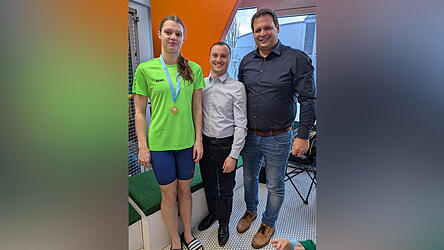 Alina Schorn erkämpfte sich auch den Pokal in der Mehrlagenwertung des Jahrgangs 2009/10. Die Siegerehrung übernahmen der 2. Bürgermeister der Stadt Landau, Thomas Lorenz(r.), und Robert Damböck, stellvertretender Werkmeister der Stadtwerke Landau.