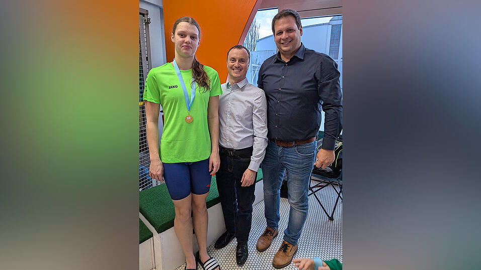 Alina Schorn erk&auml;mpfte sich auch den Pokal in der Mehrlagenwertung des Jahrgangs 2009/10. Die Siegerehrung &uuml;bernahmen der 2. B&uuml;rgermeister der Stadt Landau, Thomas Lorenz(r.), und Robert Damb&ouml;ck, stellvertretender Werkmeister der Stadtwerke Landau.