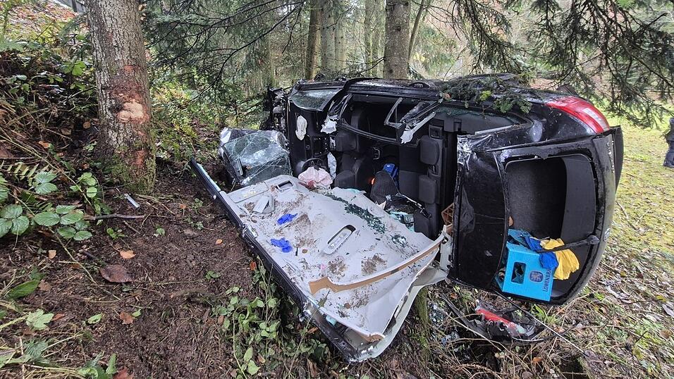 Einsatzkräfte der Feuerwehren befreiten den Fahrer aus dem demolierten Wrack, allerdings kam für ihn jede Hilfe zu spät. Einsatzkräfte der Feuerwehren befreiten den Fahrer aus dem demolierten Wrack, allerdings kam für ihn jede Hilfe zu spät.