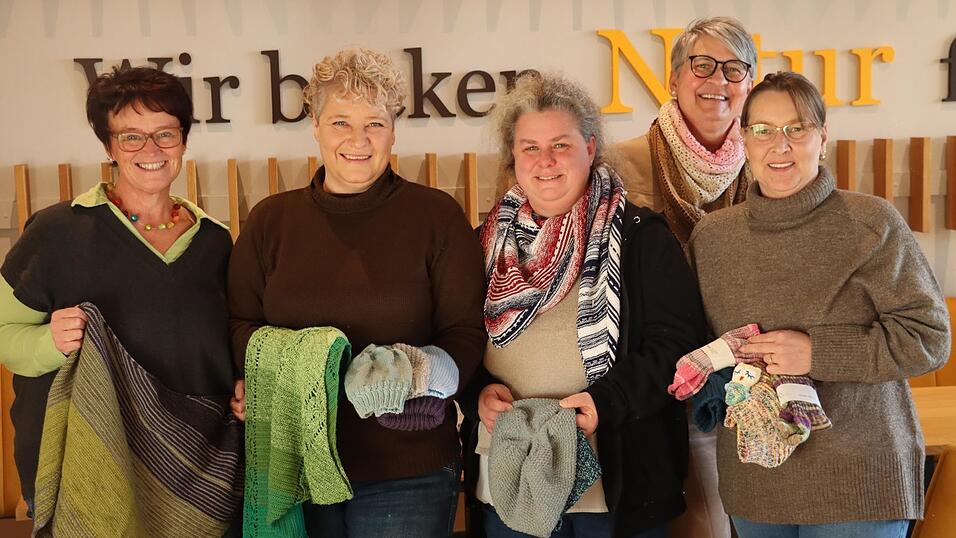 F&uuml;nf der rund 20 Str&auml;kelfeen (v. l.) mit ihren handgemachten Arbeiten: Maria Beyerl, Bettina Nigl, Simone Poka, Eva Pfeilschifter und Petra Broschinsky