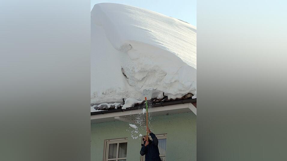 Bei fast allen H&auml;usern musste irgendwie der Schnee vom Dach entfernt werden. (Archivbild)