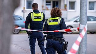 Ein Mann soll die Polizei attackiert haben.