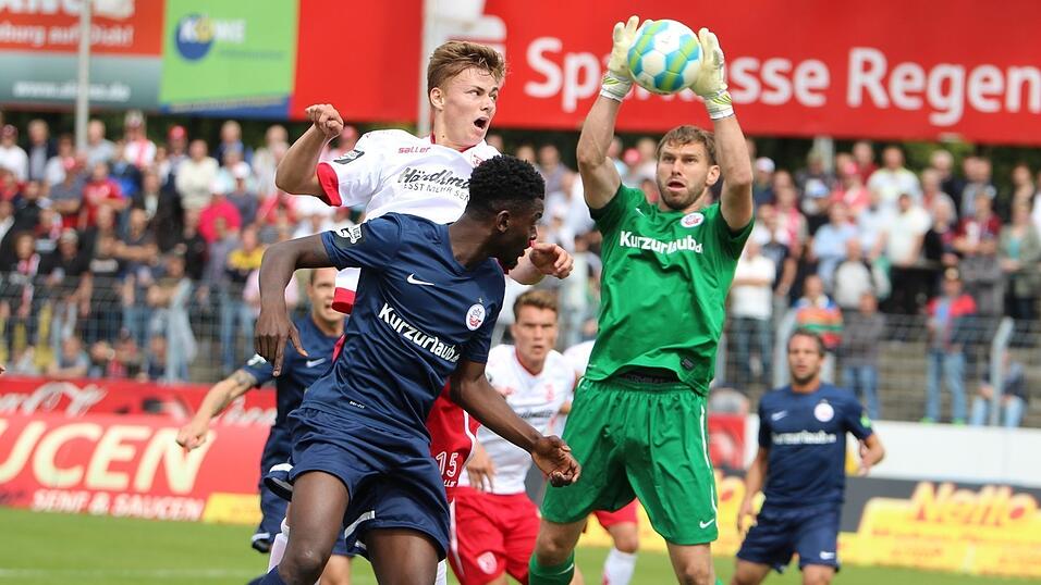 Der SSV Jahn (hier St&uuml;rmer Daniel Steininger) fliegt am Freitag nach Rostock, um am Samstag im Kellerduell gegen den FC Hansa den n&auml;chsten Schritt in Richtung Klassenerhalt zu machen. (Foto: Fabian Ro&szlig;mann)