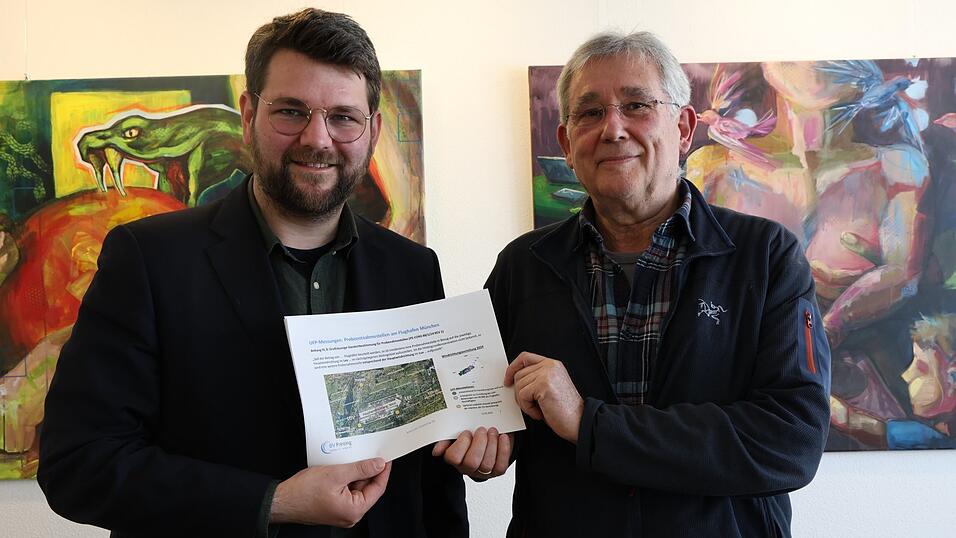 Grünen-Landtagsfraktionsvize Johannes Becher und Wolfgang Herrmann (r.) vom Bürgerverein Freising fordern Maßnahmen gegen die Feinstaubbelastung im Umfeld des Münchner Flughafens. Grünen-Landtagsfraktionsvize Johannes Becher und Wolfgang Herrmann (r.) vom Bürgerverein Freising fordern Maßnahmen gegen die Feinstaubbelastung im Umfeld des Münchner Flughafens.