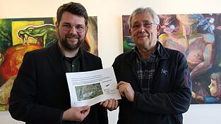 Gr&uuml;nen-Landtagsfraktionsvize Johannes Becher und Wolfgang Herrmann (r.) vom B&uuml;rgerverein Freising fordern Ma&szlig;nahmen gegen die Feinstaubbelastung im Umfeld des M&uuml;nchner Flughafens.