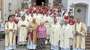 Der Jubilar mit seiner Mutter sowie zahlreichen Geistlichen und Ministranten nach dem Gottesdienst. Der Jubilar mit seiner Mutter sowie zahlreichen Geistlichen und Ministranten nach dem Gottesdienst.