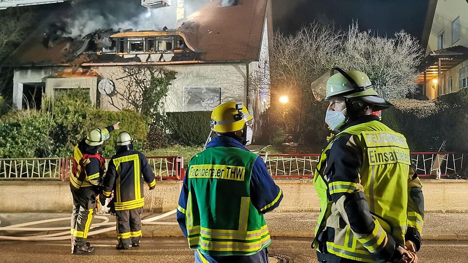 Feuerwehreinsatz in der Nacht von Donnerstag auf Freitag in Burglengenfeld. Dort stand der Dachstuhl eines Einfamilienhauses in Flammen.