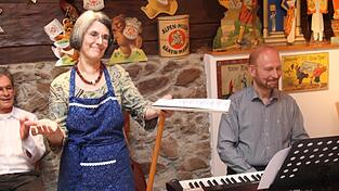 Elisabeth Grotz begleitet von Martin Kondziella sang &uuml;ber 'Das bisschen Haushalt'.