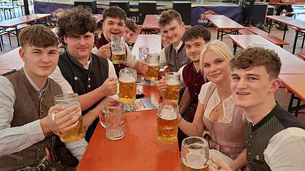 Schon um 17 Uhr genossen die ersten jungen Gäste eine Maß Bier im Festzelt.
