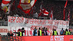Bayern-Fans entrollten beim Duell gegen Dortmund ein Transparent gegen Ex-Profi Jérôme Boateng. Bayern-Fans entrollten beim Duell gegen Dortmund ein Transparent gegen Ex-Profi Jérôme Boateng.