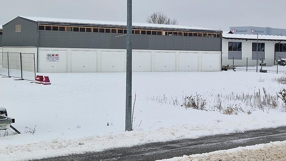 Auf der Fl&auml;che vor diesen Garagen soll ein Hotel mit 17 Zimmern entstehen.