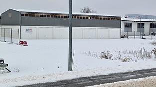 Auf der Fl&auml;che vor diesen Garagen soll ein Hotel mit 17 Zimmern entstehen.