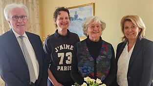 Petra H&auml;usler (Zweite von rechts) freute sich &uuml;ber die Gratulationen zu ihrem 90. Geburtstag von Pfarrer Johann Baier, B&uuml;rgermeisterin Elisabeth Kerscher (rechts) und ihrer Tochter Vera.