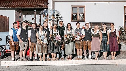 Die frischgebackenen Festmutter und der Schirmherr, Marika Schmid und Andreas M&auml;rkl, mit dem Festausschuss der Kirchberger Jungbauernschaft.
