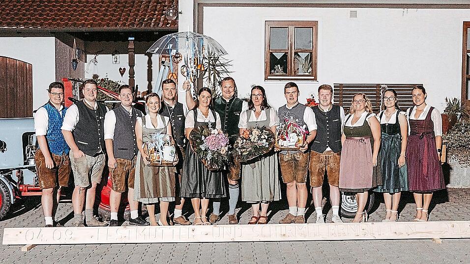 Die frischgebackenen Festmutter und der Schirmherr, Marika Schmid und Andreas M&auml;rkl, mit dem Festausschuss der Kirchberger Jungbauernschaft.