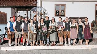 Die frischgebackenen Festmutter und der Schirmherr, Marika Schmid und Andreas Märkl, mit dem Festausschuss der Kirchberger Jungbauernschaft. Die frischgebackenen Festmutter und der Schirmherr, Marika Schmid und Andreas Märkl, mit dem Festausschuss der Kirchberger Jungbauernschaft.