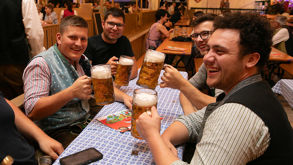 Die Partybilder vom Montag, 11. August, aus dem Festzelt Greindl. Die Partybilder vom Montag, 11. August, aus dem Festzelt Greindl.