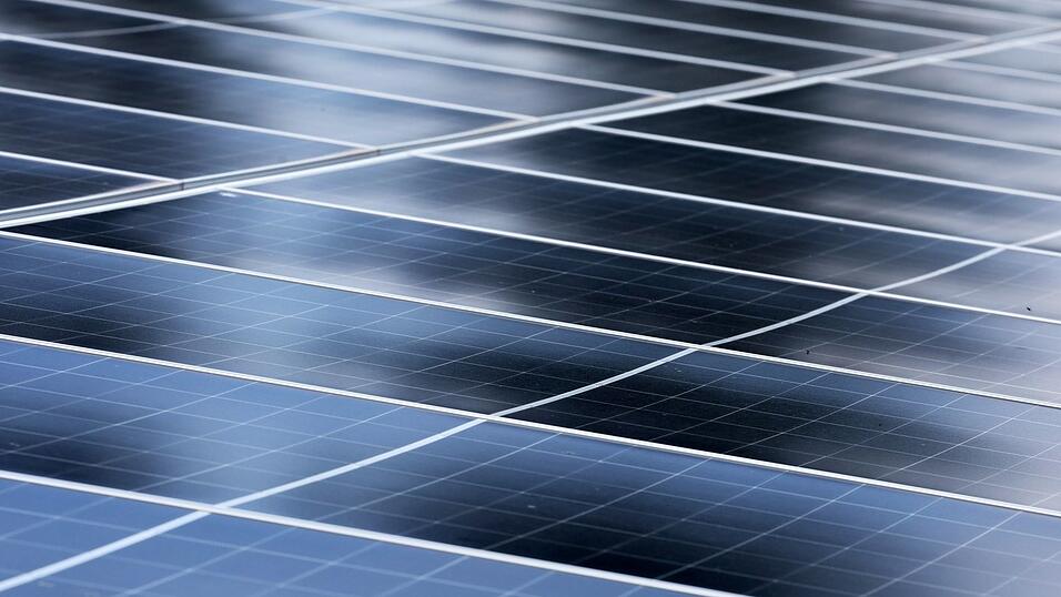 Photovoltaik-Module sollen im Energieareal Regensburg Ost Strom für drei benachbarte Firmen produzieren. Photovoltaik-Module sollen im Energieareal Regensburg Ost Strom für drei benachbarte Firmen produzieren.