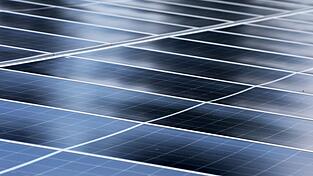 Photovoltaik-Module sollen im Energieareal Regensburg Ost Strom für drei benachbarte Firmen produzieren.