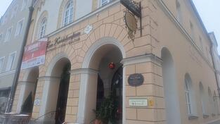 Der Chef der &bdquo;Kn&ouml;delwerferin&ldquo; hofft, dass die G&auml;ste handgemachtes Essen weiterhin zu sch&auml;tzen wissen: &bdquo;In vielen anderen L&auml;ndern ist es wesentlich teurer.&ldquo;