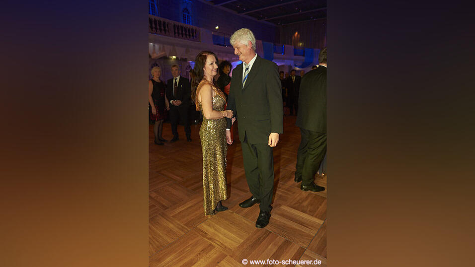 Die Metzgerzunft hat am Samstagabend in die Joseph-von-Fraunhofer-Halle eingeladen. Die Metzgerzunft hat am Samstagabend in die Joseph-von-Fraunhofer-Halle eingeladen.