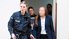 Ein wegen Mitgliedschaft in einer terroristischen Vereinigung und die Vorbereitung eines sogenannten hochverräterischen Unternehmens angeklagte Frau wird in den Gerichtssaal geführt.