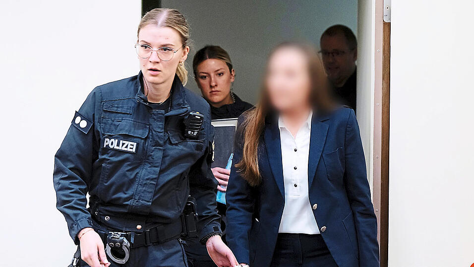 Ein wegen Mitgliedschaft in einer terroristischen Vereinigung und die Vorbereitung eines sogenannten hochverräterischen Unternehmens angeklagte Frau wird in den Gerichtssaal geführt.