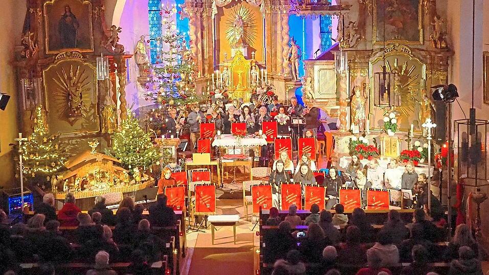 In der herrlich illuminierten Pfarrkirche pr&auml;sentierte der Zellertal-Spielmannszug am Sonntag in der 'staaden Stund' mit Gesang, Gedichten und Instrumentalst&uuml;cken eine enorme musikalische Bandbreite.