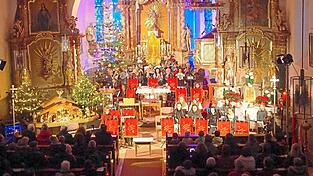 In der herrlich illuminierten Pfarrkirche präsentierte der Zellertal-Spielmannszug am Sonntag in der 'staaden Stund' mit Gesang, Gedichten und Instrumentalstücken eine enorme musikalische Bandbreite. In der herrlich illuminierten Pfarrkirche präsentierte der Zellertal-Spielmannszug am Sonntag in der 'staaden Stund' mit Gesang, Gedichten und Instrumentalstücken eine enorme musikalische Bandbreite.