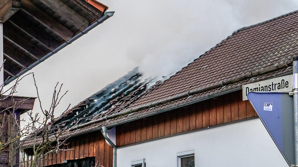 Auf einem Hof in Niederalteich ist ein Feuer ausgebrochen. Die Feuerwehr bek&auml;mpfte die Flammen.