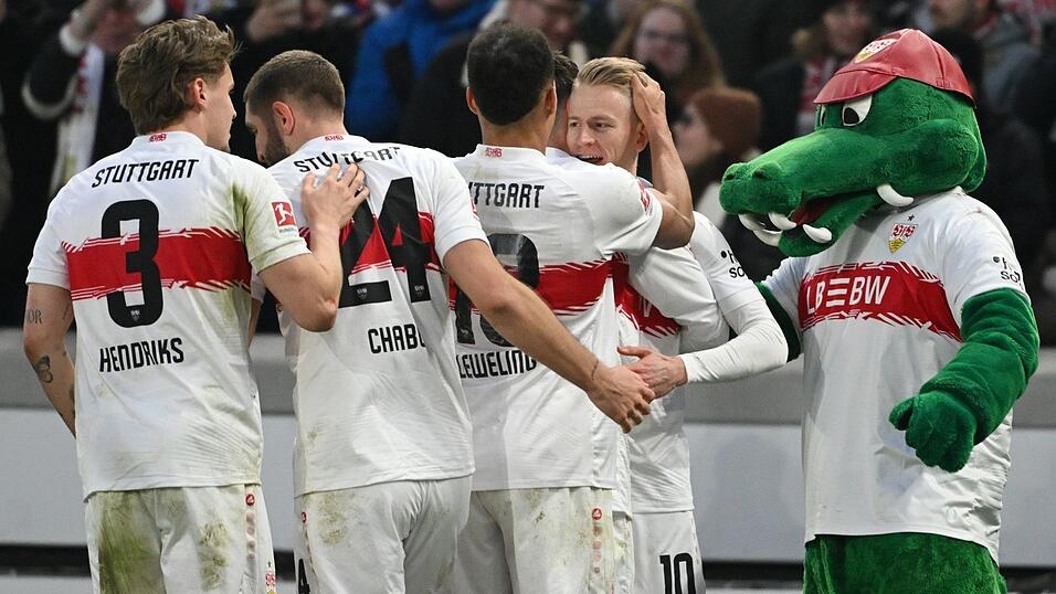 VfB-Torsch&uuml;tze Chris F&uuml;hrich (r) wird von seinen Mitspielern begl&uuml;ckw&uuml;nscht.