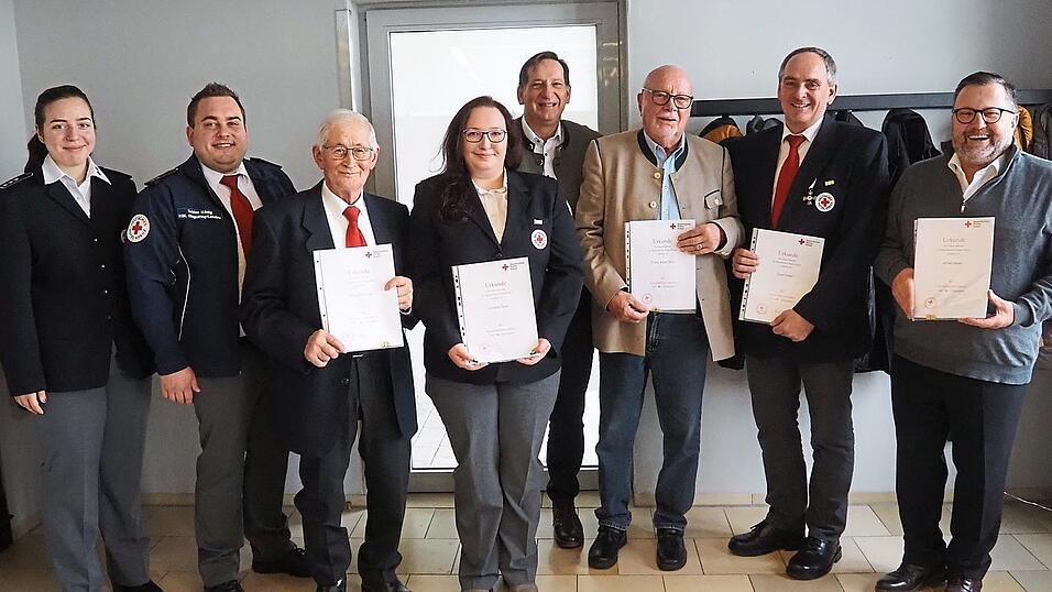 Langjährige Kräfte wurden ausgezeichnet. Langjährige Kräfte wurden ausgezeichnet.