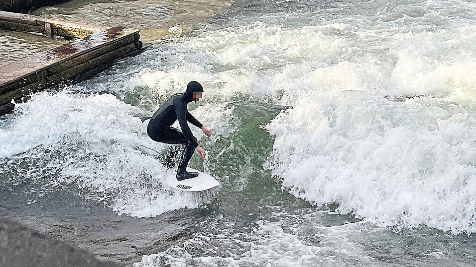 Die Eisbachwelle am vergangenen Donnerstag: Nur kurz war die Welle surfbar, weil heimlich ein Gitter als eine Art Rampe im Wasser versenkt worden war. Das wurde aber wieder entfernt. Surfen bleibt weiter verboten.