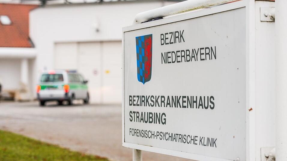 Ein Polizeiauto steht vor dem Eingang zum Straubinger Bezirkskrankenhaus.