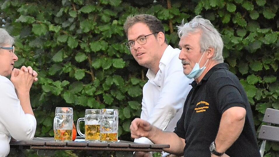 Gastwirt Fritz Englberger freute sich, dass sich auch Diplom-Braumeister Josef Erl aus Geiselhöring eingefunden hatte.