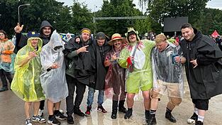 Regenponchos war beim Start von Rock im Park Pflicht. Regenponchos war beim Start von Rock im Park Pflicht.
