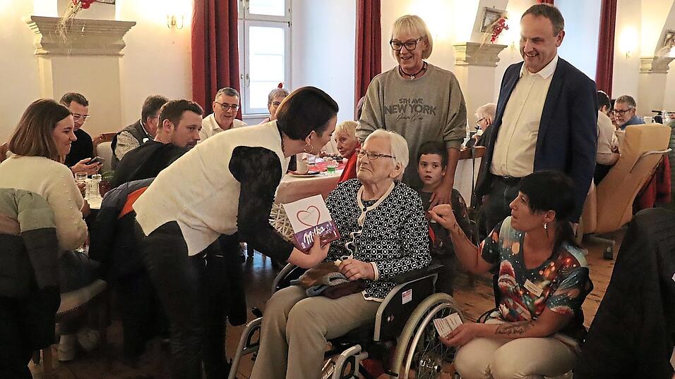 Regina Weinzierl überreicht Amalie Schlecht ein kleines Präsent. Die 89-Jährige hatte sich Schokolade gewünscht. Regina Weinzierl überreicht Amalie Schlecht ein kleines Präsent. Die 89-Jährige hatte sich Schokolade gewünscht.
