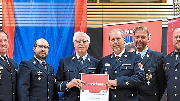 Ausgezeichnet wurde die Maschinenbaufirma Fuchs aus Stallwang als feuerwehrfreundlicher Arbeitgeber. Die Urkunde wurde an Johann und Thomas Fuchs (Mitte, mit Urkunde) übergeben, flankiert von den Stallwanger Feuerwehrleuten sowie Kreisbrandrat Markus Weber (r.) und dem Verbandsvorsitzenden Josef Solleder (l.). Ausgezeichnet wurde die Maschinenbaufirma Fuchs aus Stallwang als feuerwehrfreundlicher Arbeitgeber. Die Urkunde wurde an Johann und Thomas Fuchs (Mitte, mit Urkunde) übergeben, flankiert von den Stallwanger Feuerwehrleuten sowie Kreisbrandrat Markus Weber (r.) und dem Verbandsvorsitzenden Josef Solleder (l.).