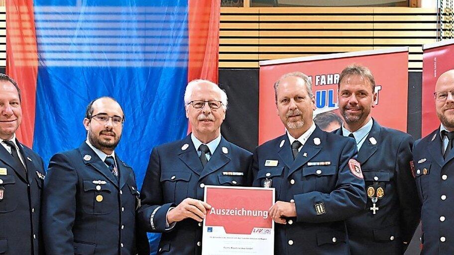Ausgezeichnet wurde die Maschinenbaufirma Fuchs aus Stallwang als feuerwehrfreundlicher Arbeitgeber. Die Urkunde wurde an Johann und Thomas Fuchs (Mitte, mit Urkunde) übergeben, flankiert von den Stallwanger Feuerwehrleuten sowie Kreisbrandrat Markus Weber (r.) und dem Verbandsvorsitzenden Josef Solleder (l.). Ausgezeichnet wurde die Maschinenbaufirma Fuchs aus Stallwang als feuerwehrfreundlicher Arbeitgeber. Die Urkunde wurde an Johann und Thomas Fuchs (Mitte, mit Urkunde) übergeben, flankiert von den Stallwanger Feuerwehrleuten sowie Kreisbrandrat Markus Weber (r.) und dem Verbandsvorsitzenden Josef Solleder (l.).