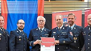 Ausgezeichnet wurde die Maschinenbaufirma Fuchs aus Stallwang als feuerwehrfreundlicher Arbeitgeber. Die Urkunde wurde an Johann und Thomas Fuchs (Mitte, mit Urkunde) &uuml;bergeben, flankiert von den Stallwanger Feuerwehrleuten sowie Kreisbrandrat Markus Weber (r.) und dem Verbandsvorsitzenden Josef Solleder (l.).