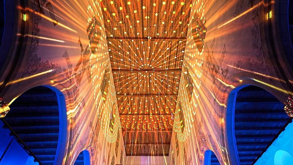 Der sakrale Bau wird zur Kunstfläche.